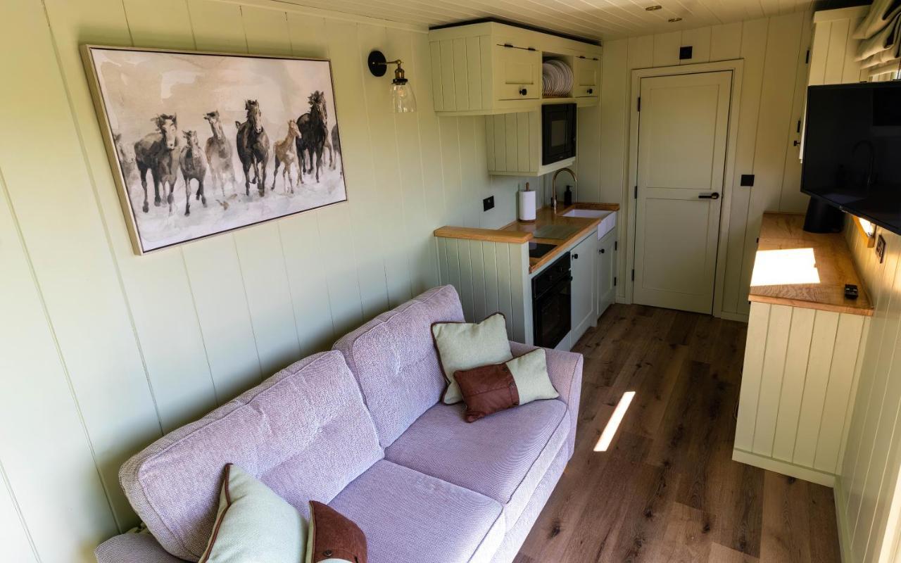 The Shire Luxury Converted Horse Lorry With Private Hot Tub Cyfie Farm Llanfyllin Exterior photo